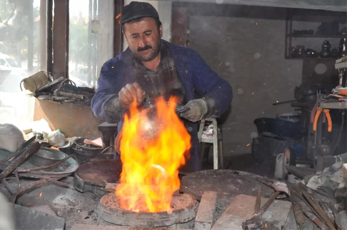 Yarım Asrını Verdiği Mesleğini Yaşatmak İçin Direniyor