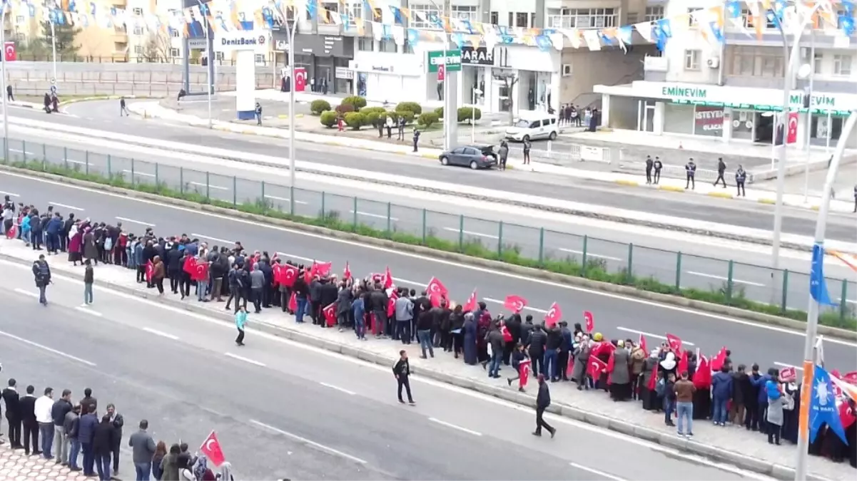 AK Parti Bağlar Teşkilatı Cumhurbaşkanı Erdoğan\'ı Yolda Bayraklarla Karşıladı