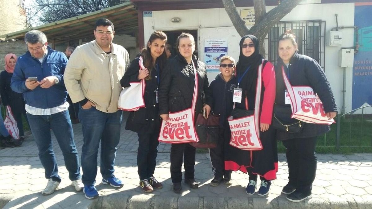 AK Parti Eskişehir Milletvekilleri ve İlçe Yönetimi Vatandaşlarla Buluştu