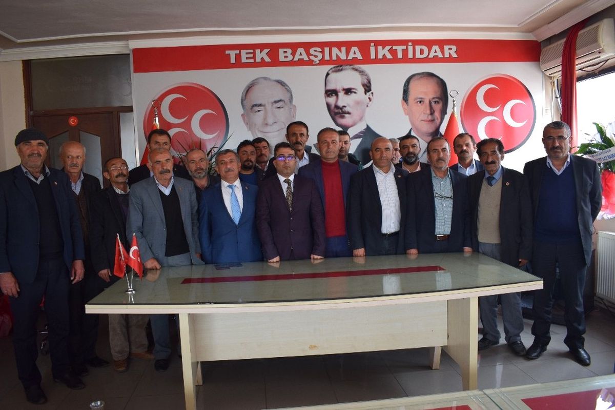 Akçadağ Muhtarlar Derneği Başkanı Eyüp Gönültaş\'tan MHP\'ye Ziyaret