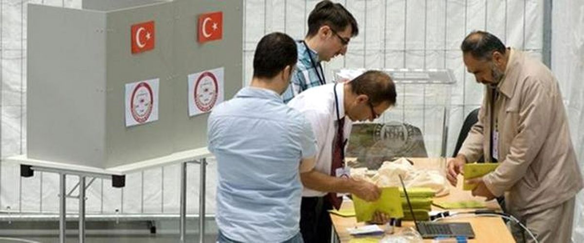Almanya\'daki Sandıklarda Uzun Kuyruklar Oluştu