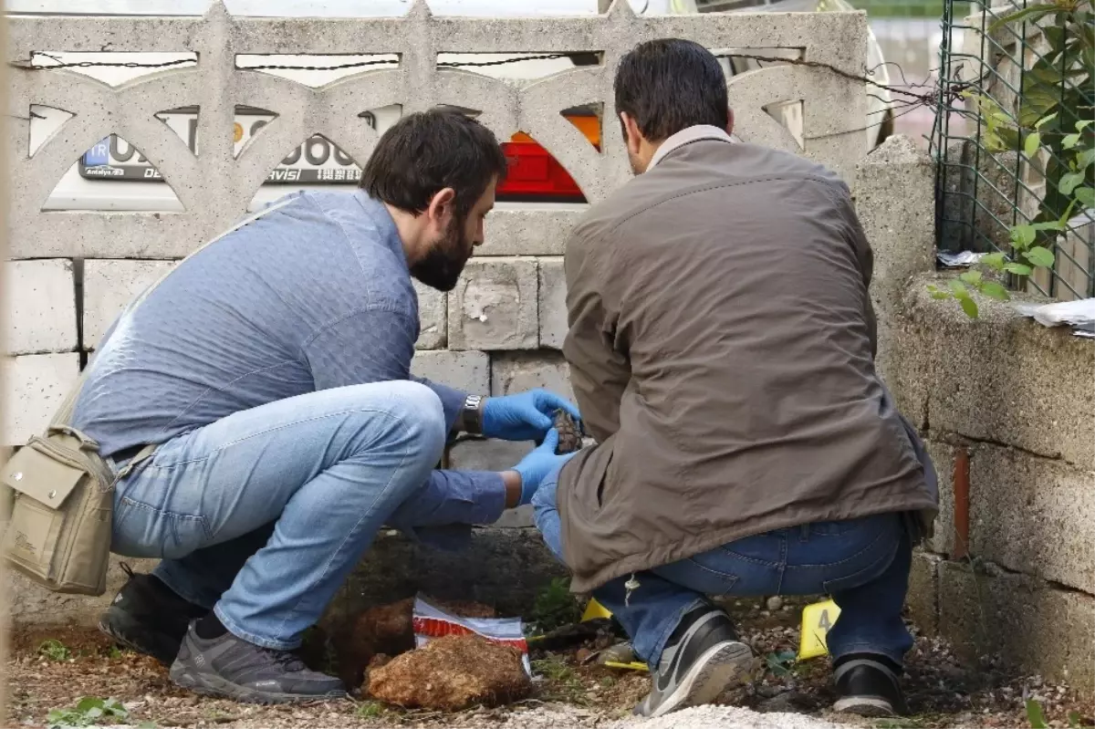 Antalya\'da Apartman Bahçesinde 2 Adet El Bombası Bulundu