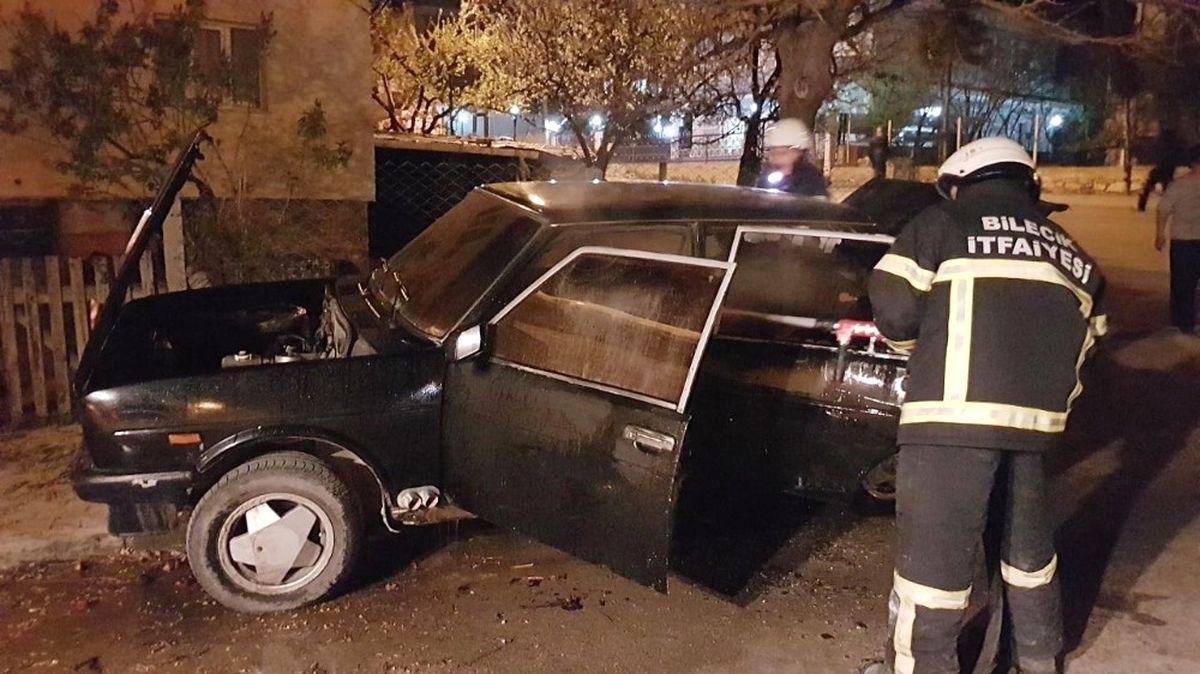 Bilecik\'te Park Halindeki Otomobil Alev Aldı