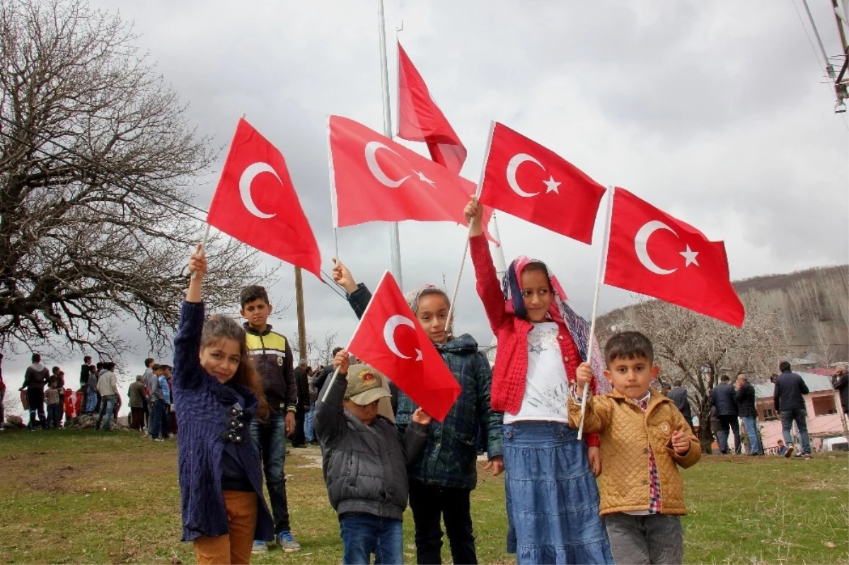 Bingöl\'de Köy Girişine Dev Türk Bayrağı Asıldı