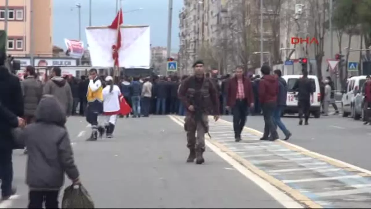 Diyarbakır - Erdoğan PKK Yanlıları \'Barış Barış\' Diyor, Soruyorum; Elde Silah Varken Barış Olur Mu