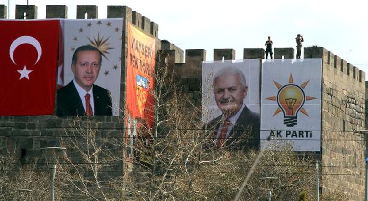 Erdoğan Kayseri\'yi Gelmedi Ama Meydan Afişleriyle Donatıldı