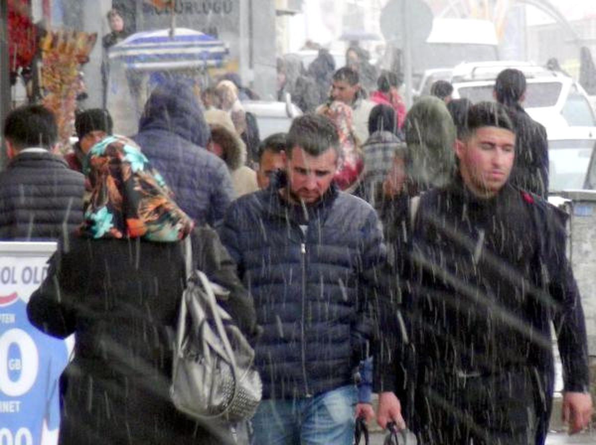 Erzurum\'a Kar, Ağrı\'ya Dolu Yağdı