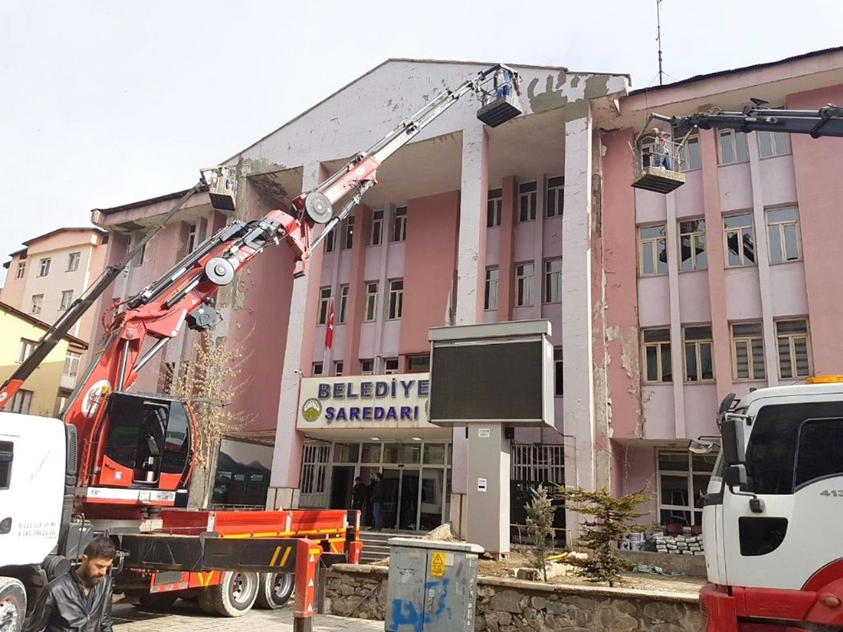 Hakkari Belesiyesi Hizmet Binası Dış Cephe Onarımı Başladı