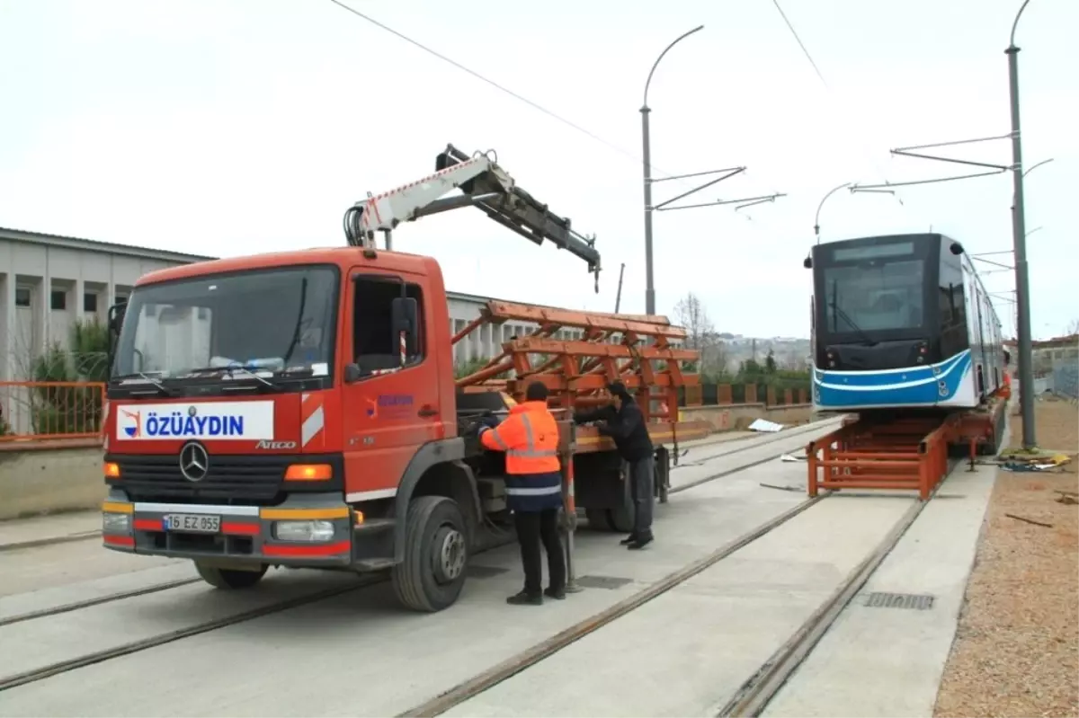 Kocaeli\'de Dördüncü Tramvay Raylara İndirildi