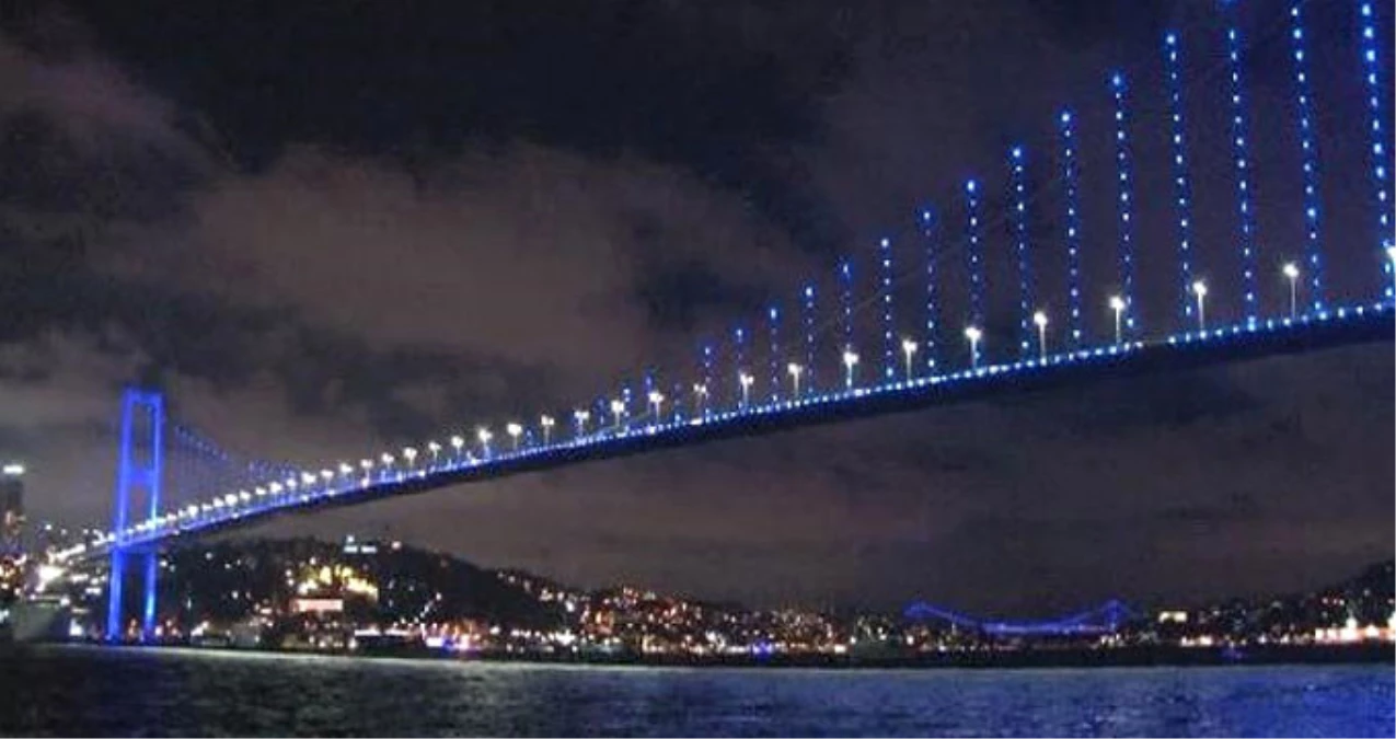 Otizm Farkındalık Günü\'nde İstanbul\'da Işıklar Mavi Yandı