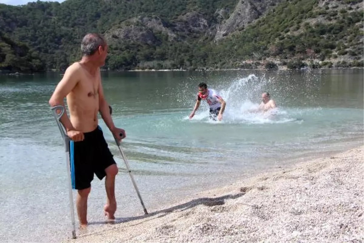 Plajda Voleybol Oynamak İçin Engel Tanımadılar