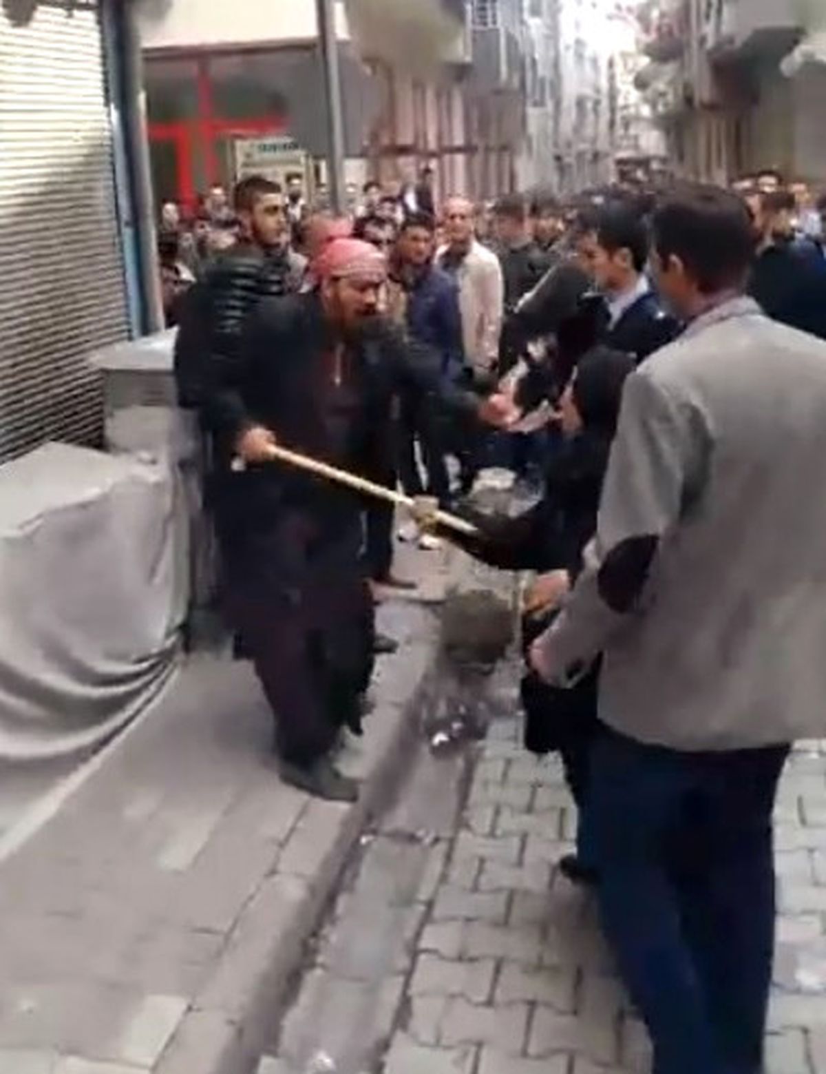 Suriyeliler Sopalarla Kavga Etti: 3 Yaralı