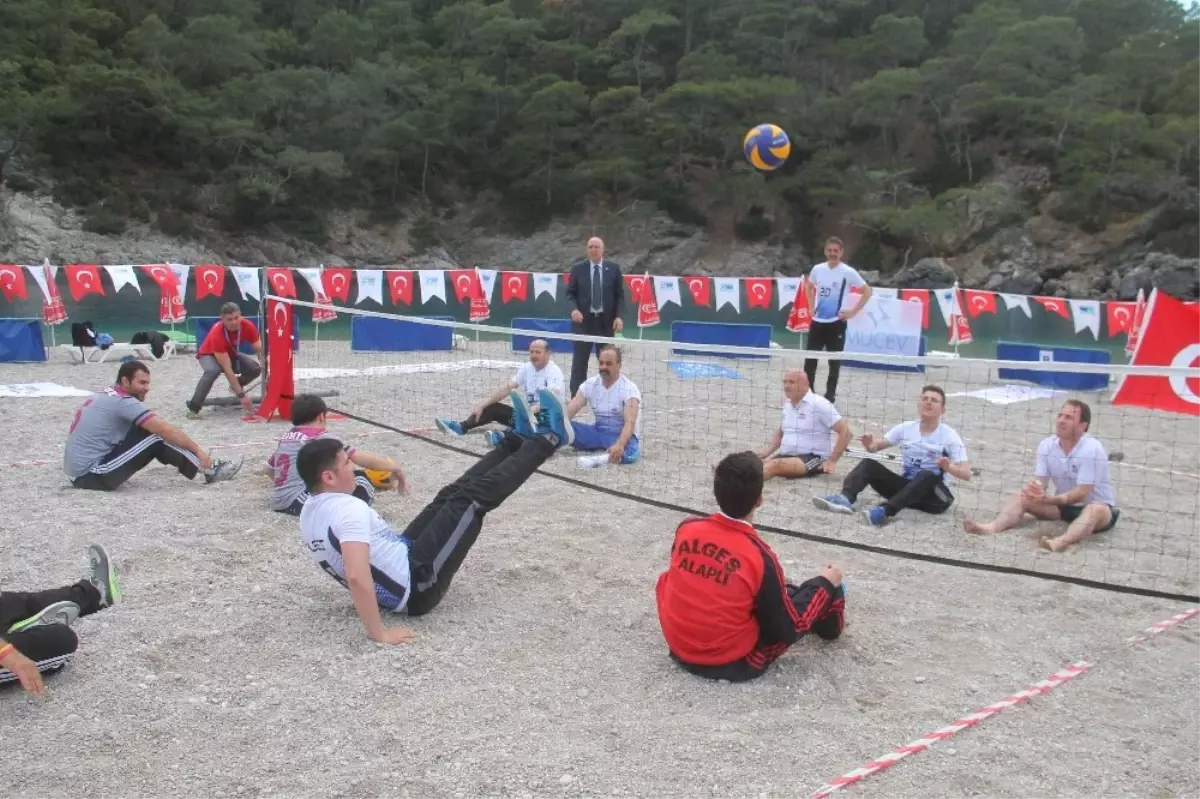 Türkiye\'de İlk Kez Oturarak Voleybol Oynandı