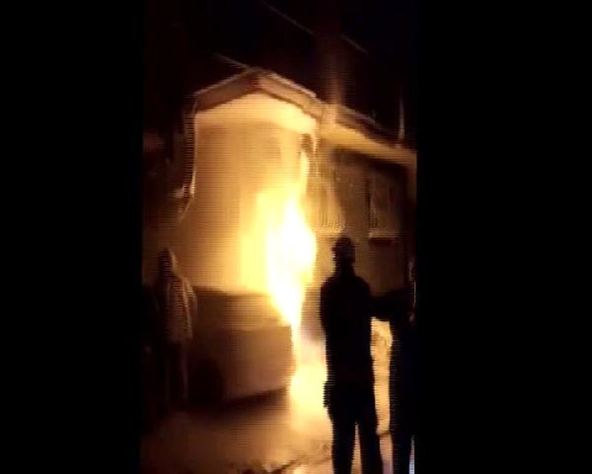 Bahçelievler\'de Park Halindeki İki Araç Yandı