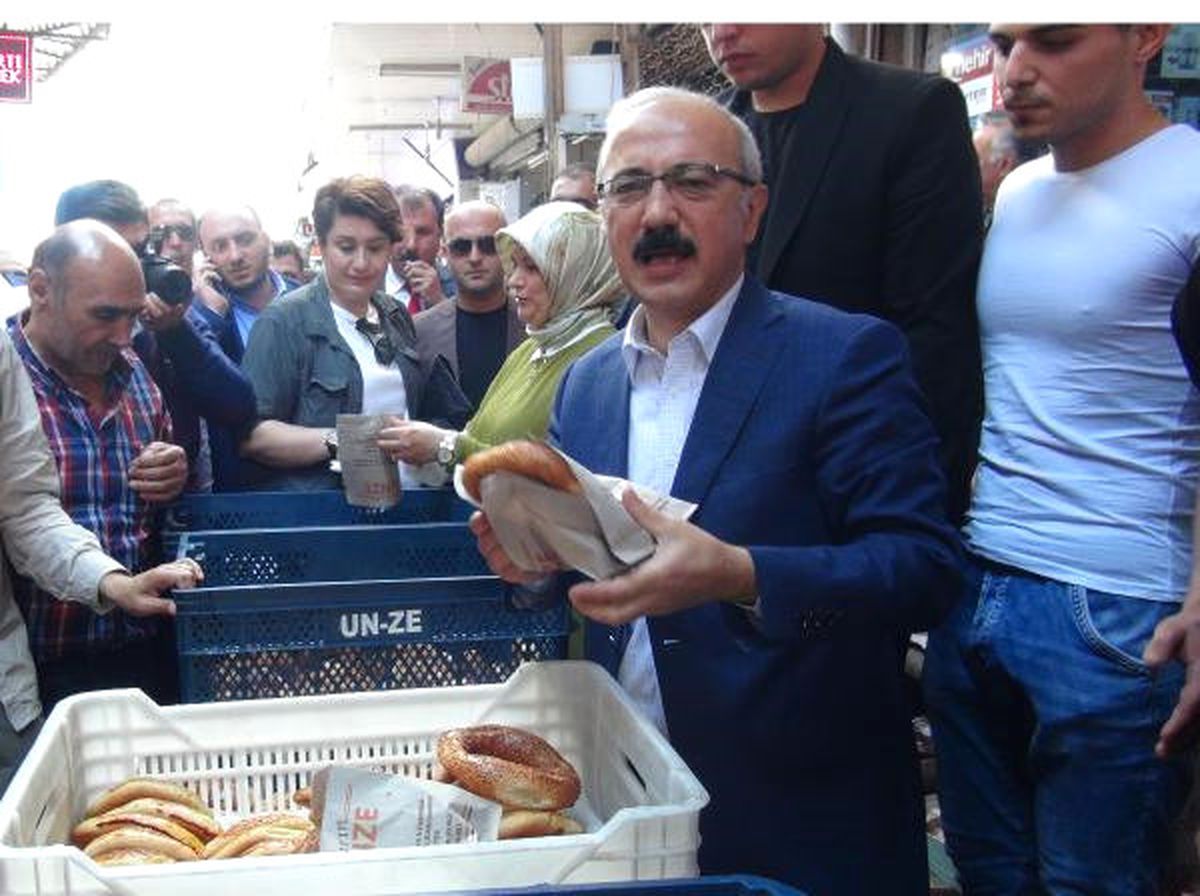 Bakan Elvan Eşi ile Birlikte Esnafa Simit Dağıttı