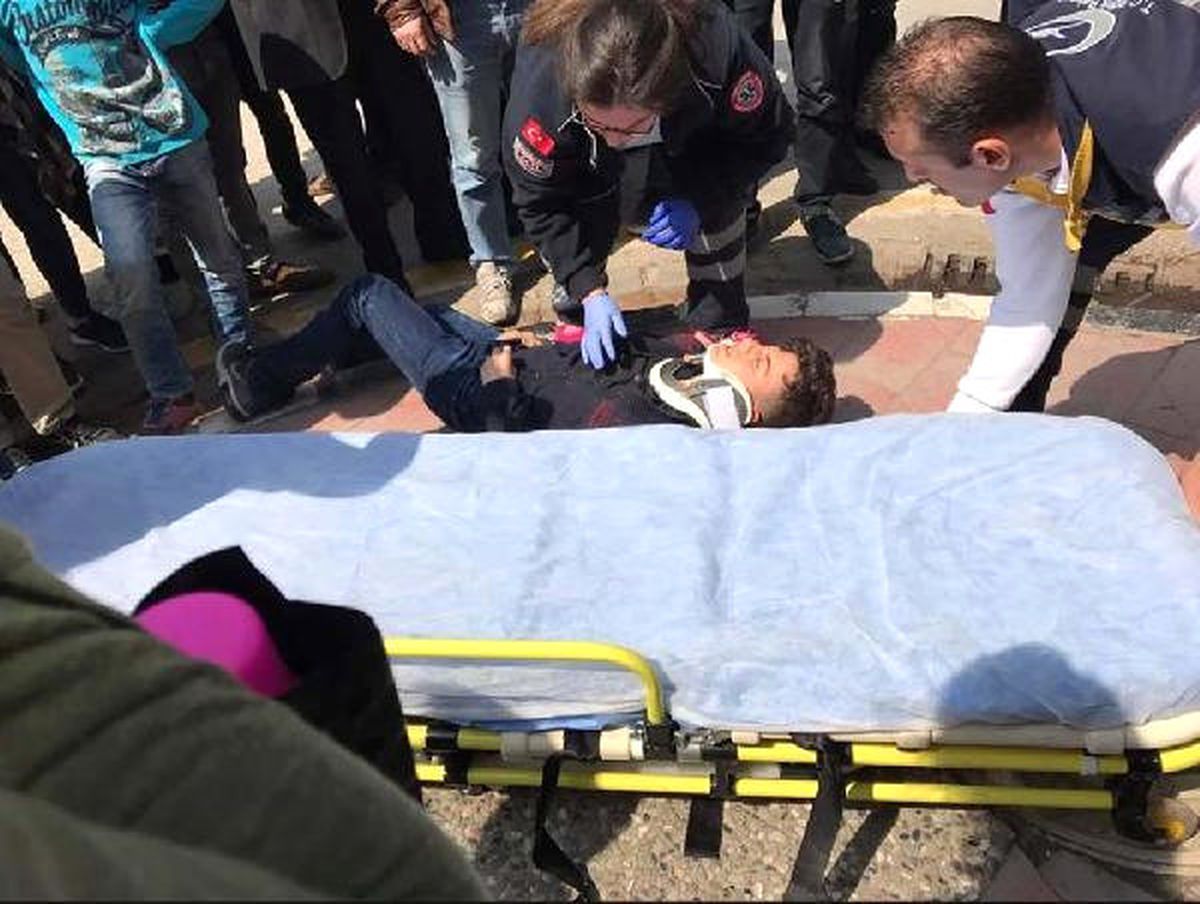Manisa\'da, Balkondan Düşen Sıva Parçaları Bir Çocuğu Yaraladı