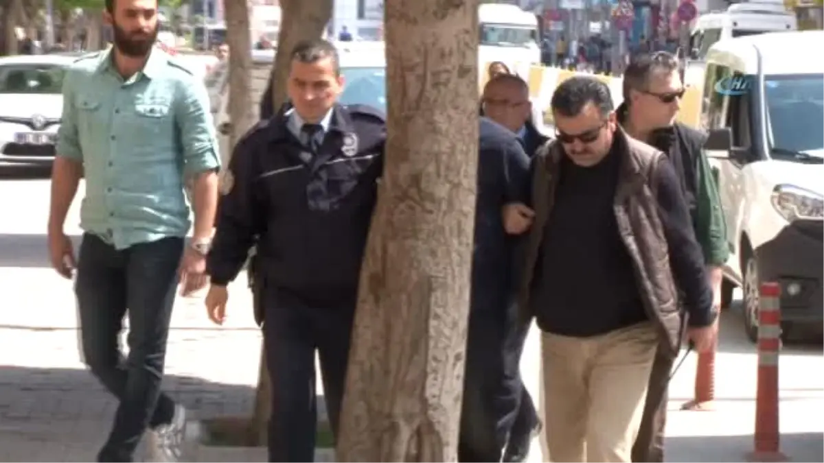 Cezaevi Firarisi Yakalanınca Adliye Kapısına Kafa Attı