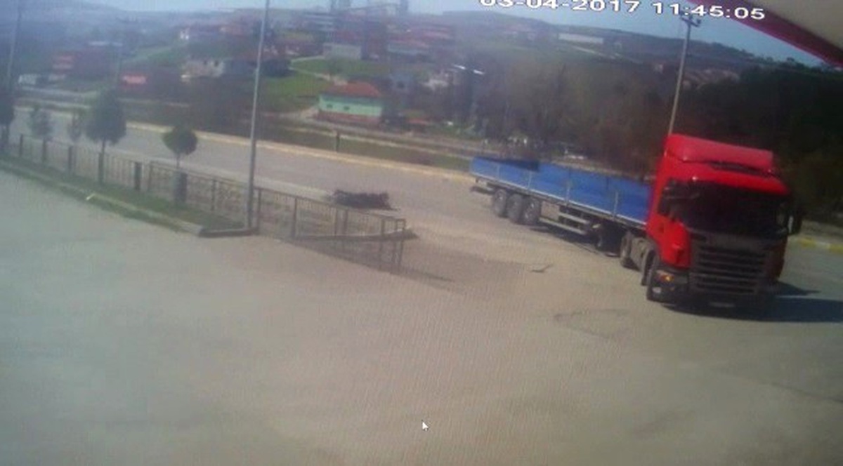 Direksiyon Hakimiyetini Kaybeden Motosiklet Tır\'ın Altına Girdi
