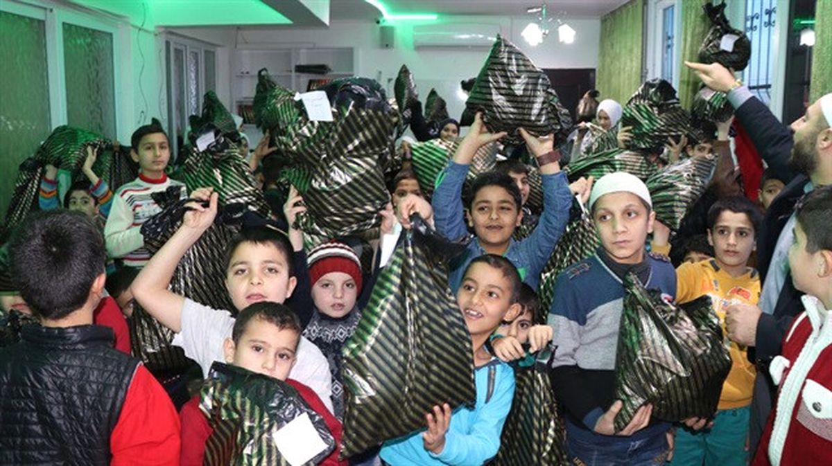Düğün Yapmak Yerine Yetimleri Giydirdiler
