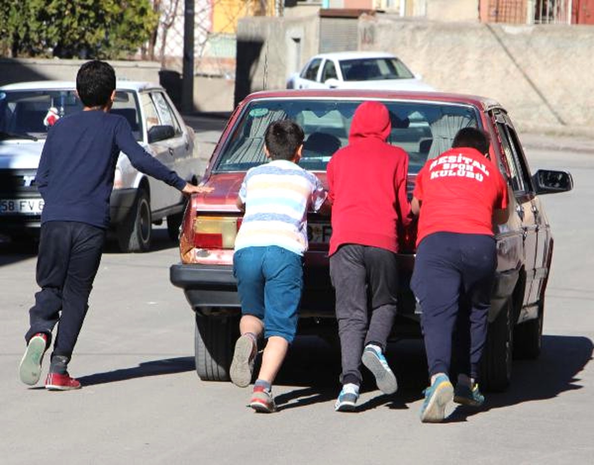 Ehliyetsiz Küçük Sürücü, Polise Yakalandı