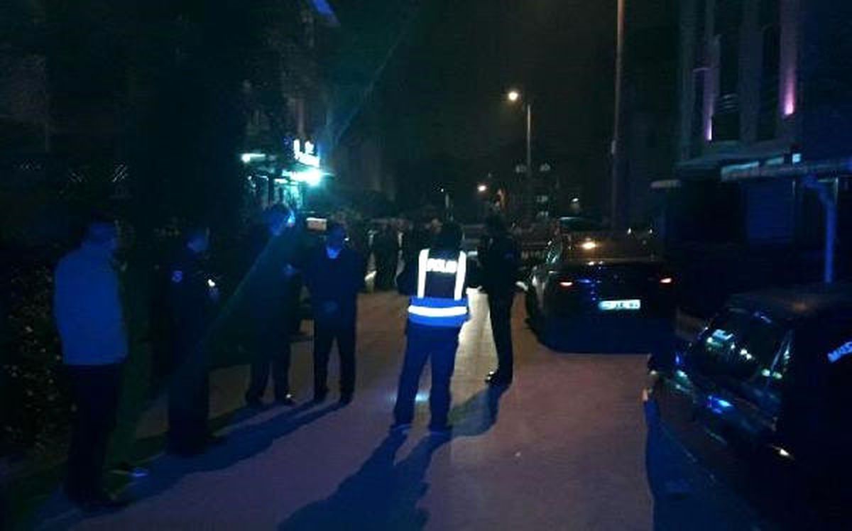 Emlakçı Bacağından Vuruldu