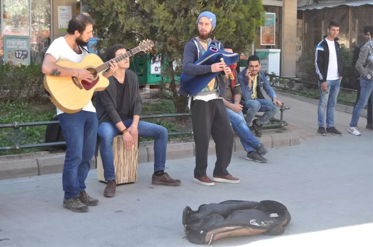 Eskişehir Sokaklarında Tutum Sesleri