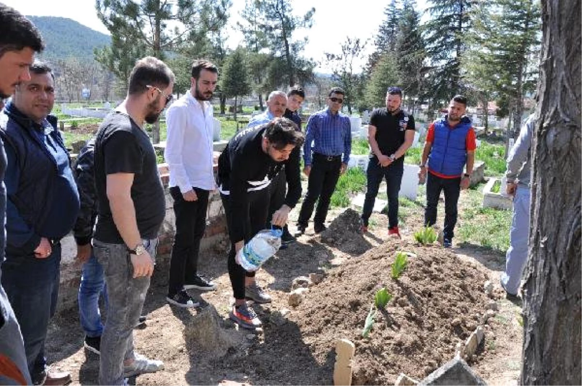 Fenerbahçeli Ozan Tufan, Dedesinin Mezarını Ziyaret Etti