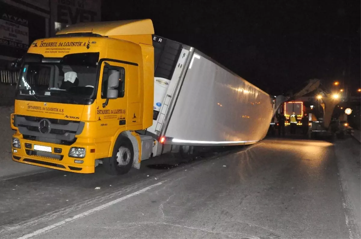 Gebze\'de Tır Yan Yattı, İstanbul Yönü Trafiğe Kapandı