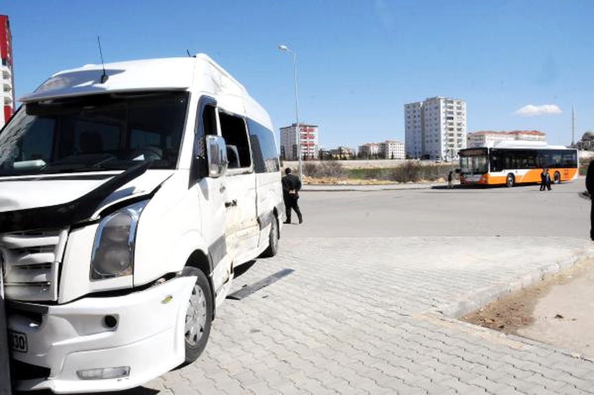 Halk Otobüsü, Öğrenci Servisine Çarptı: 6 Yaralı