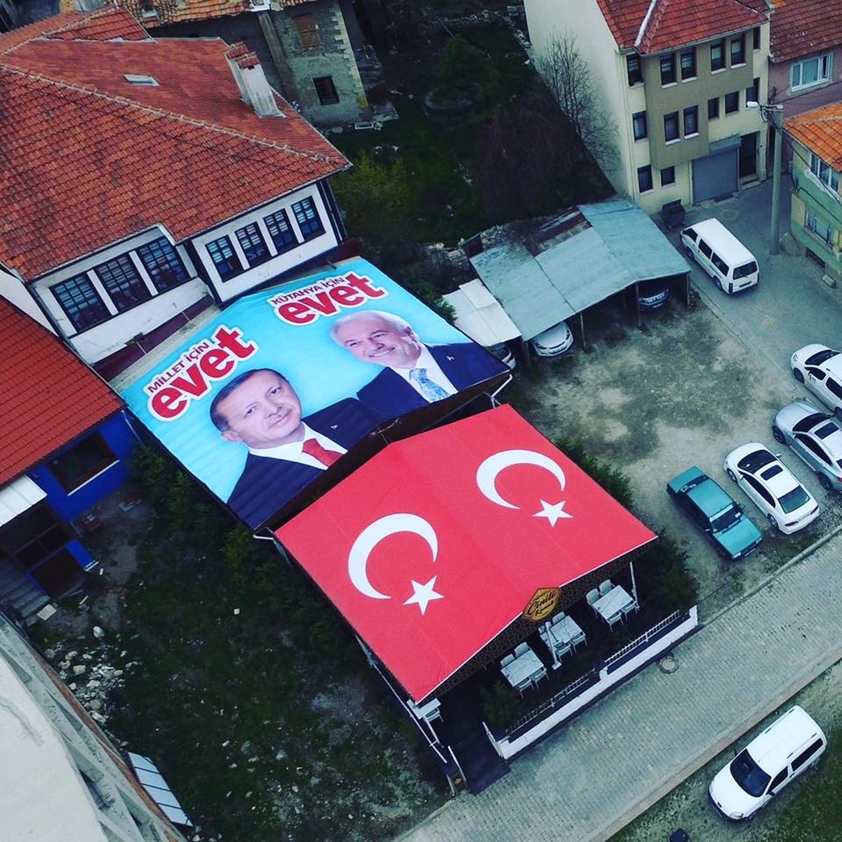 İş Yerinin Çatısına \'Evet\' Pankartı Astırdı