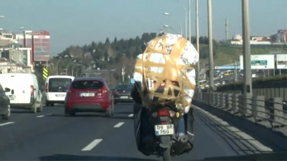 Istanbul Trafiğinde Ilginç Manzara