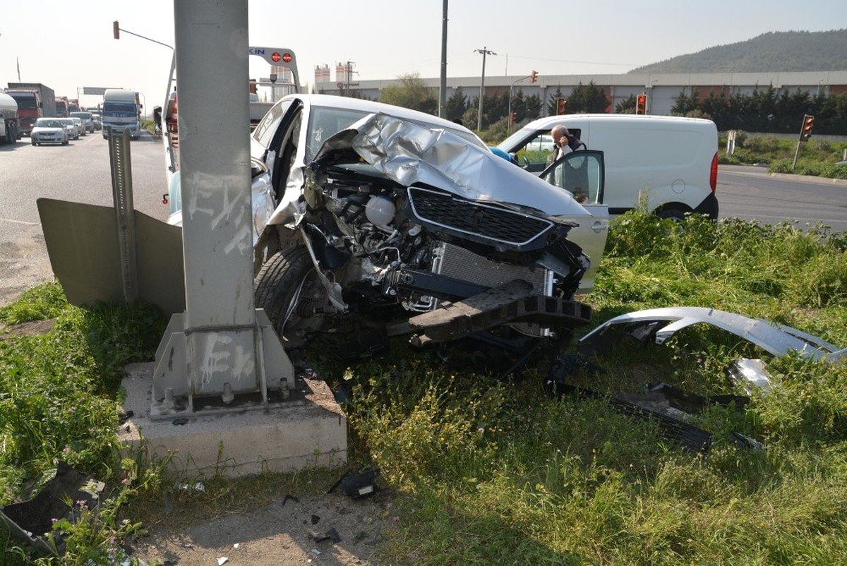Kamyonet ile Otomobil Çarpıştı: 2 Yaralı