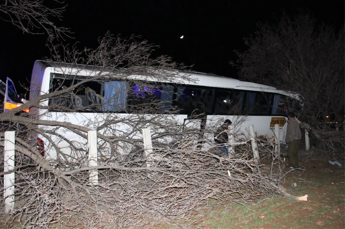 Konya\'da Tur Otobüsü Kaza Yaptı: 15 Yaralı