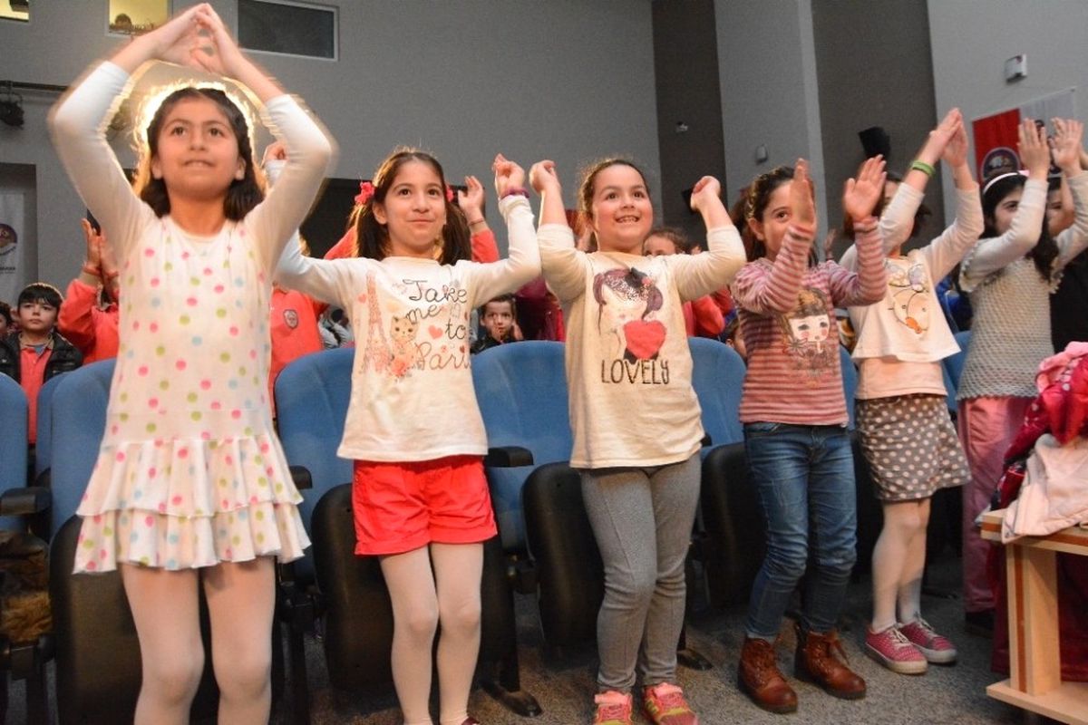 Körfez\'de 500 İlkokul Öğrencisi Tiyatro ile Buluştu