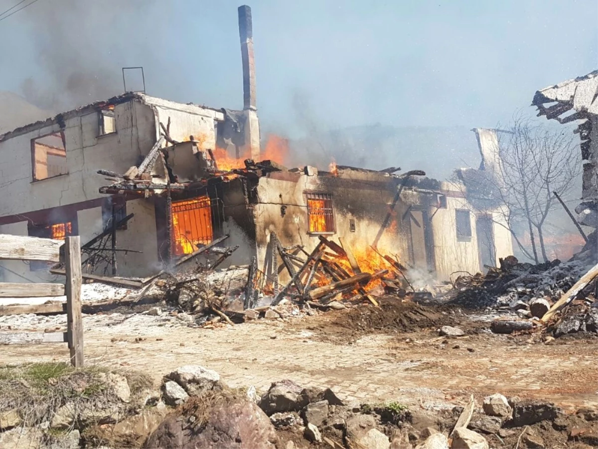 Çankırı\'da Köy Yangını: İlk Belirlemelere Göre 25 Ev Yandı