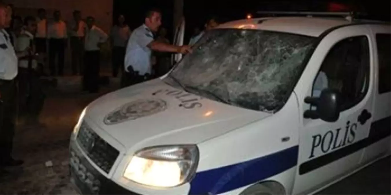 Mersin\'de Polis Aracına Saldırı: 2 Polis Yaralı