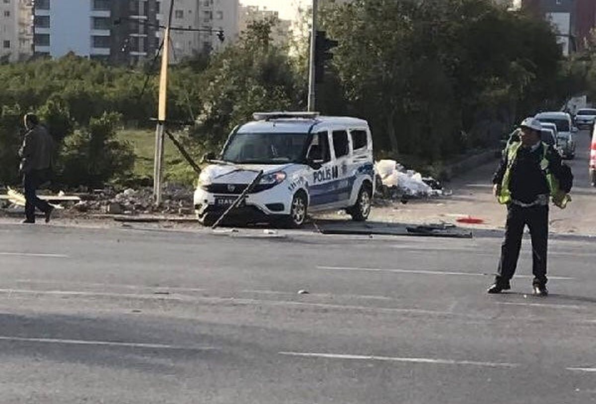 Mersin\'de Pollis Ekip Aracına Bombalı Saldırı: 2 Yaralı 3