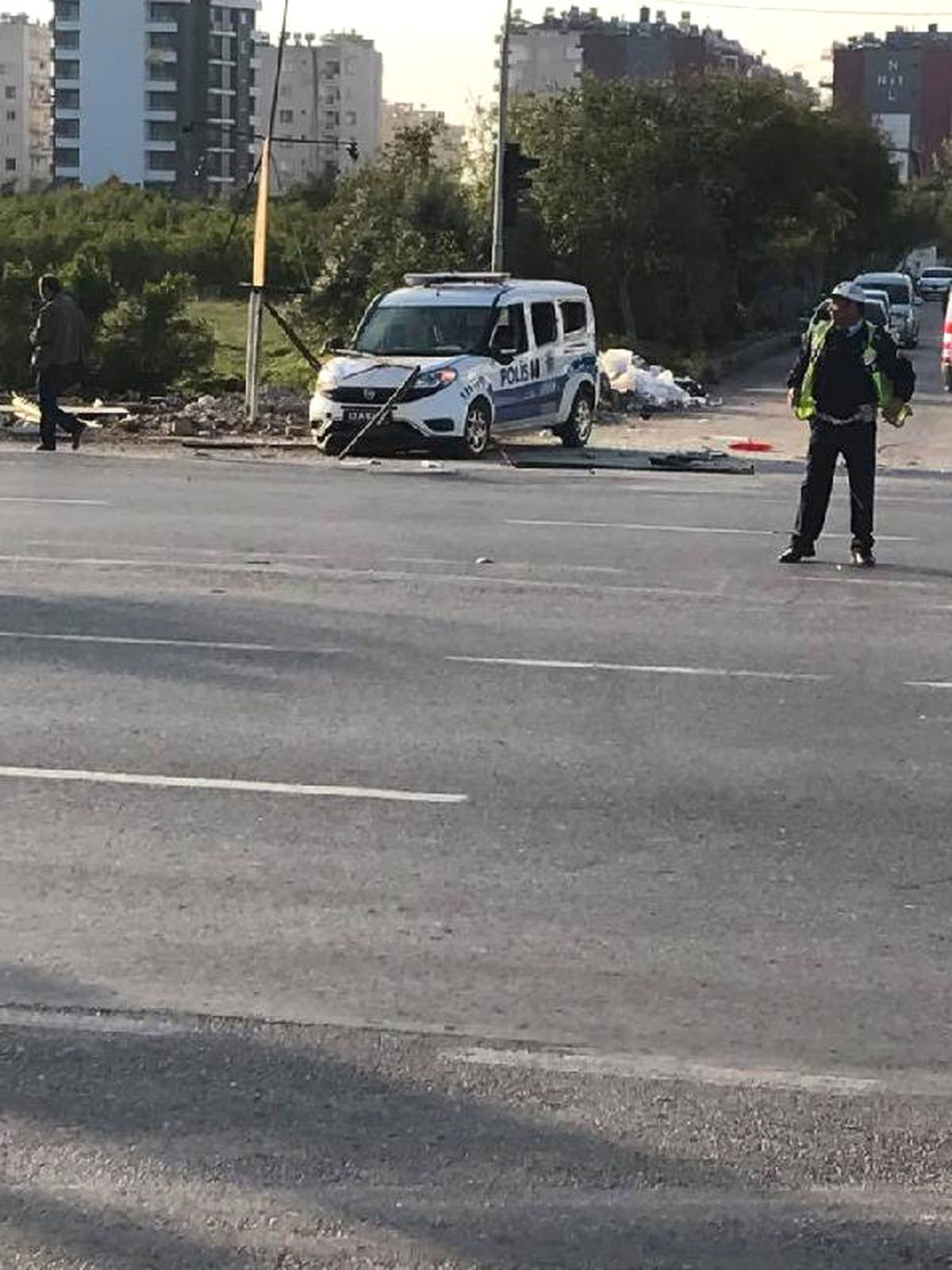 Mersin\'de Pollis Ekip Aracına Bombalı Saldırı: 2 Yaralı