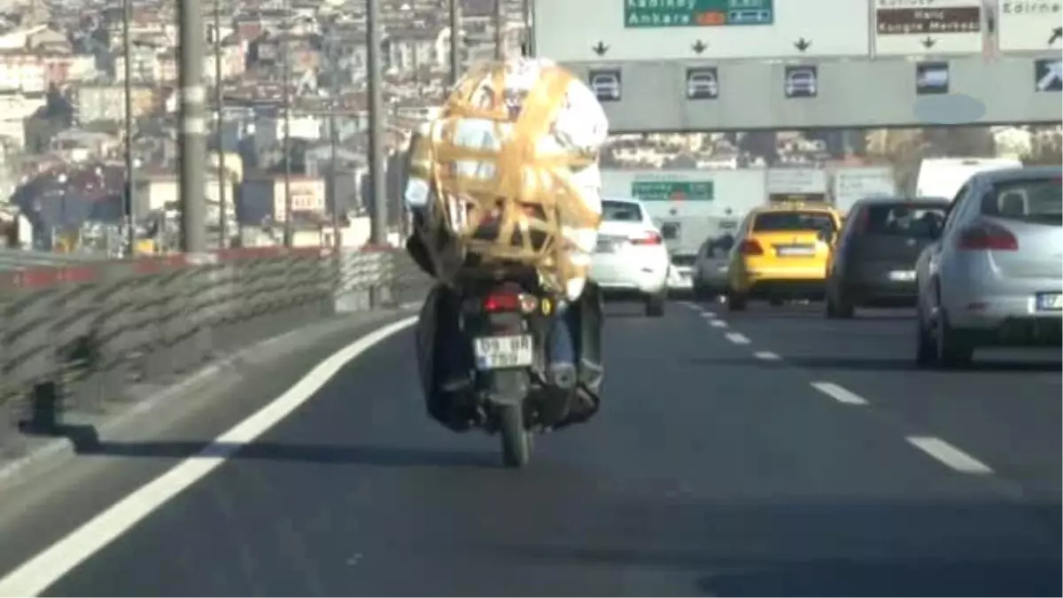 İstanbul\'da Aşırı Yüklü Motosikletin Tehlikeli Yolculuğu Kameraya Yansıdı