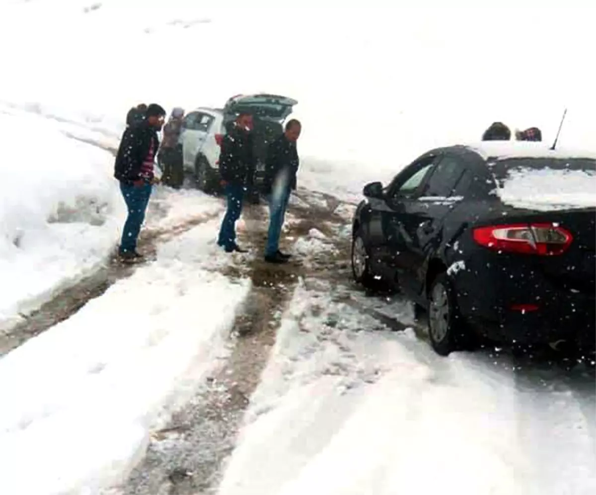 Nisanda Kar Yağışı Yolda Bıraktı