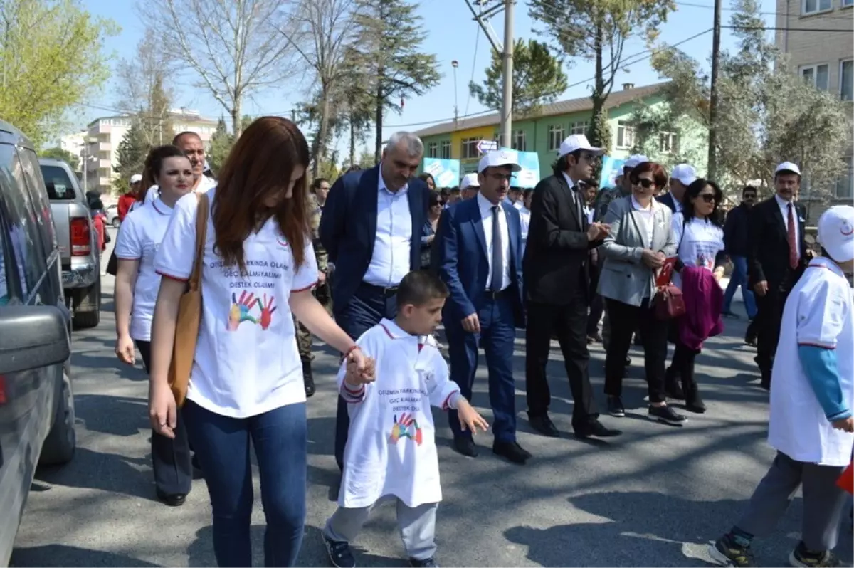 Otizme Dikkat Çekmek İçin Yürüdüler