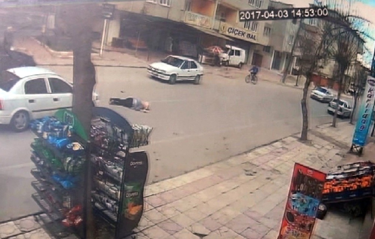 Otomobilin Genç Kıza Çarptığı An Kamerada