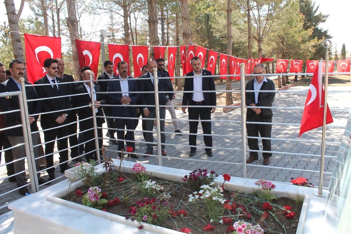 Sağlık-Sen Genel Başkanı Memiş, Ömer Halisdemir\'in Kabrini Ziyaret Etti
