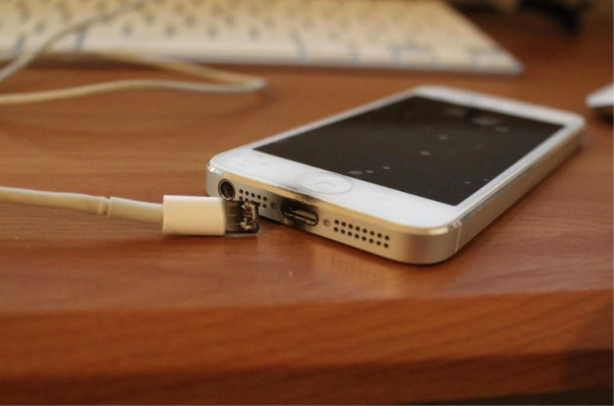 ABD\'li Genç, Şarjdaki iPhone\'u Yüzünden Elektrik Akımına Kapıldı; Ölümden Döndü