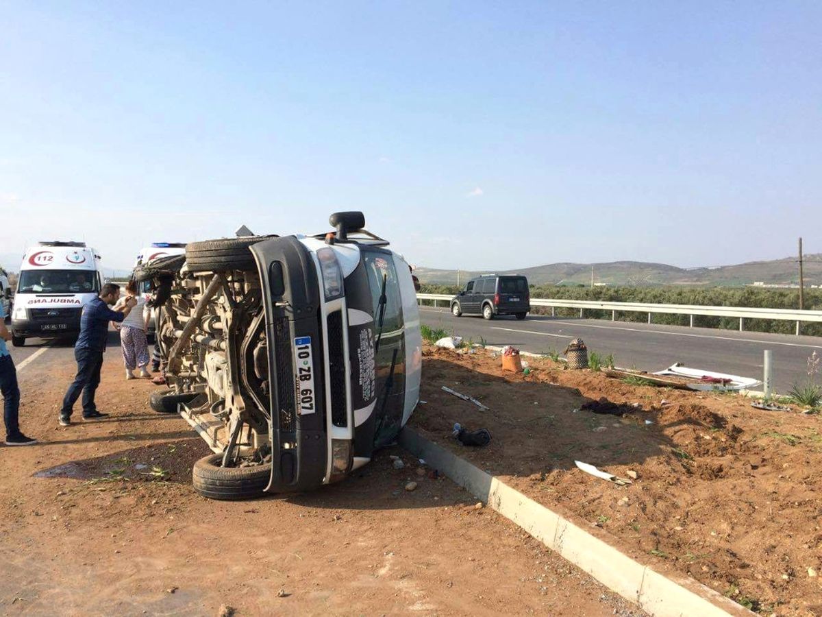 Tarım Işçilerini Taşıyan Minibüs Devrildi: 17 Yaralı
