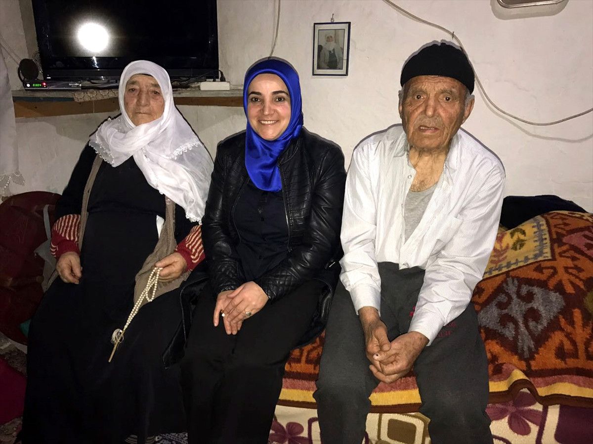 Tatvan\'da AK Parti\'li Kadınlardan Öğrencilere Yardım