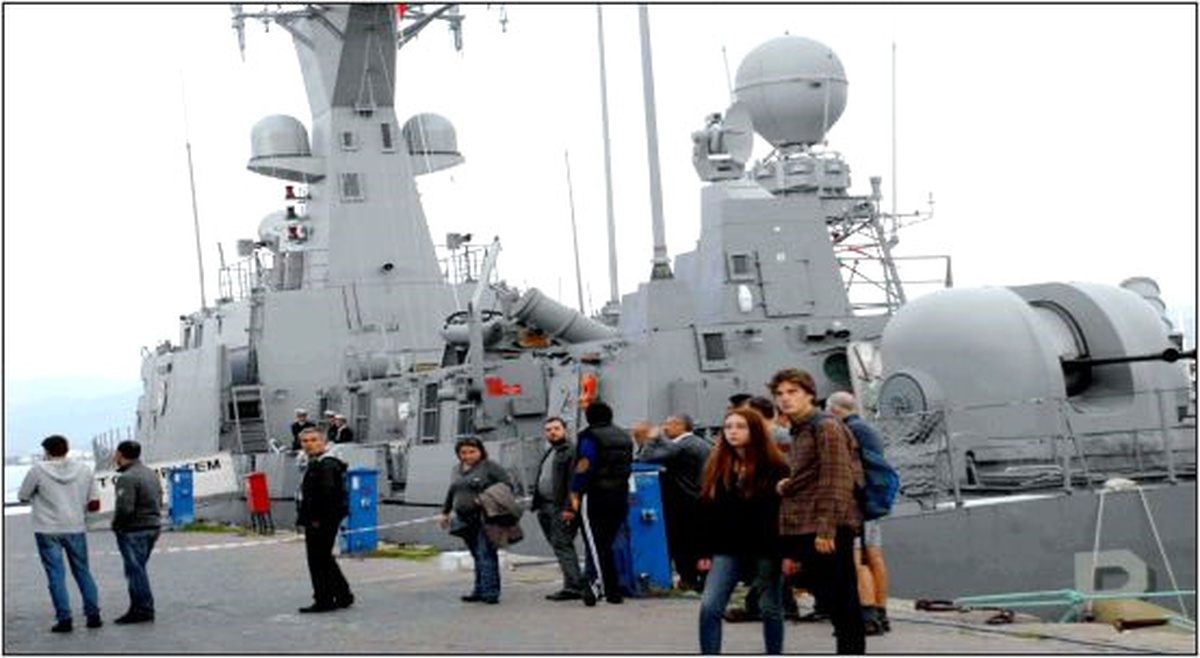 Tcg Gökçeada (F-494) Savaş Gemisi Sinop Limanı\'na Demirledi