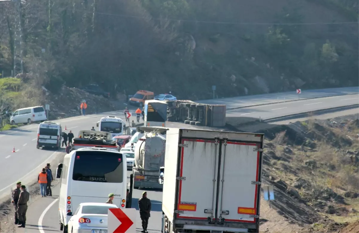 Tır Devrildi, Trafik Kapandı