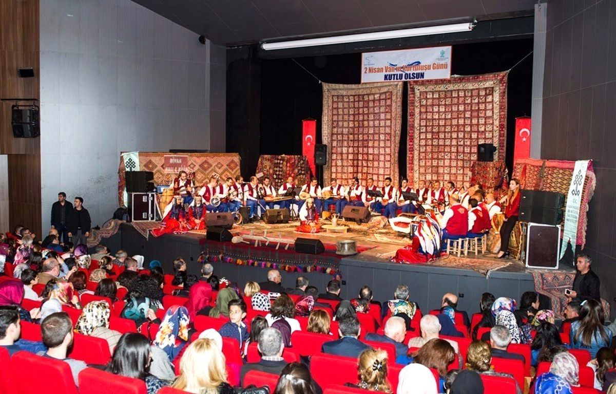 Van Valisi Taşyapan, Van\'ın Kurtuluş Yıl Dönümü Dolayısıyla Düzenlenen Türk Halk Müziği Konserine...