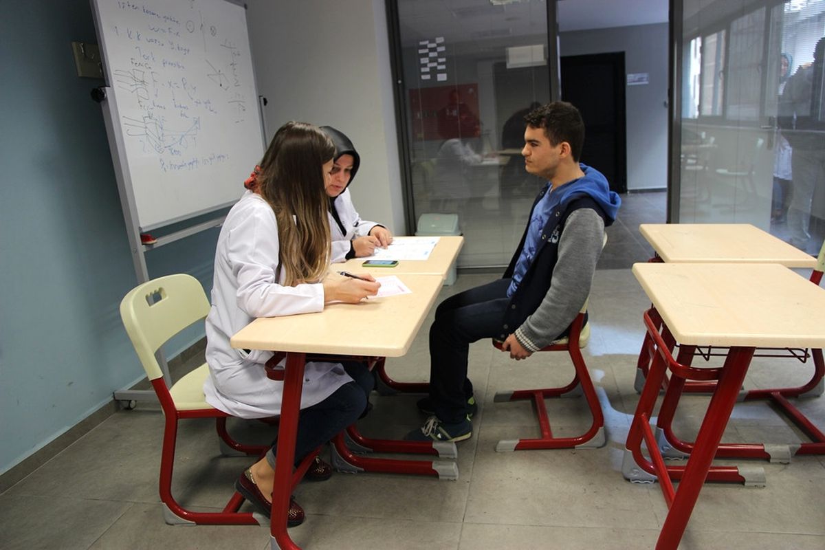 Akademi Liseli Enes YGS\'de engelleri aştı